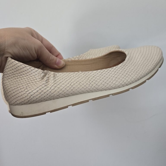 BARETRAPS POSTURE Women's Cream Ballet Flats - Picture 3 of 10
